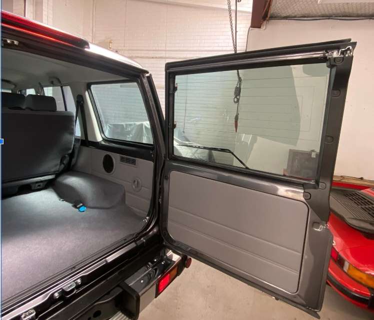 Premium mobile car tinting services in Balmain, enhancing privacy, comfort, and UV protection for your vehicle. Fast, professional, and reliable.